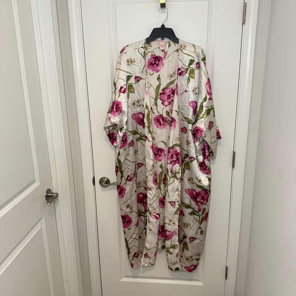 Serenada Women’s Satin Floral Robe White Pink
sz: 2X
